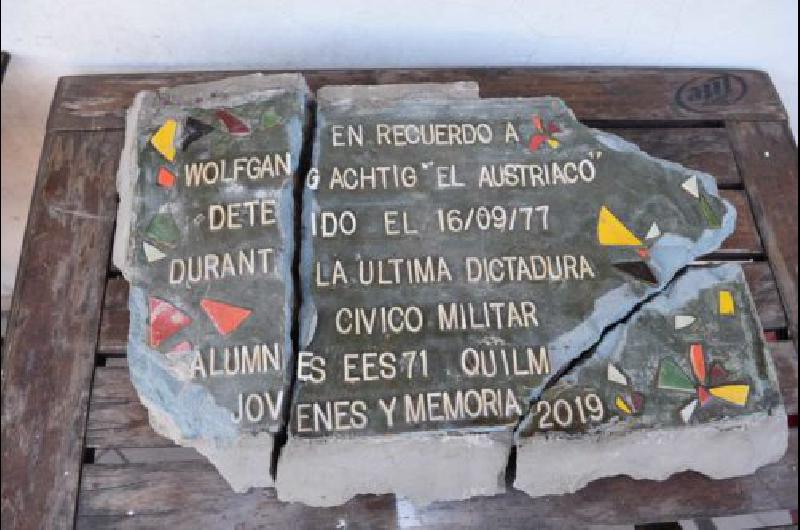 La placa hecha por alumnos de Quilmes quedoacute reconstruida 