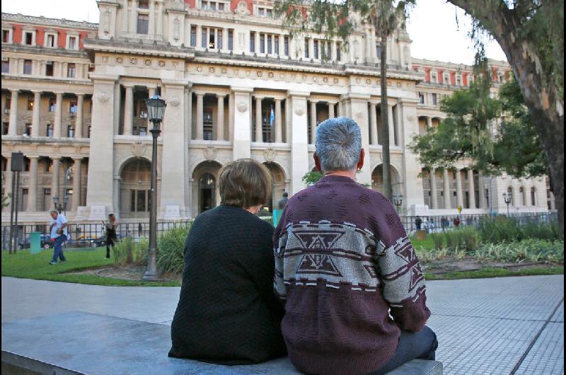 Con 7 mil firmas jubilados presentaron una demanda colectiva contra el cambio de la foacutermula de movilidad