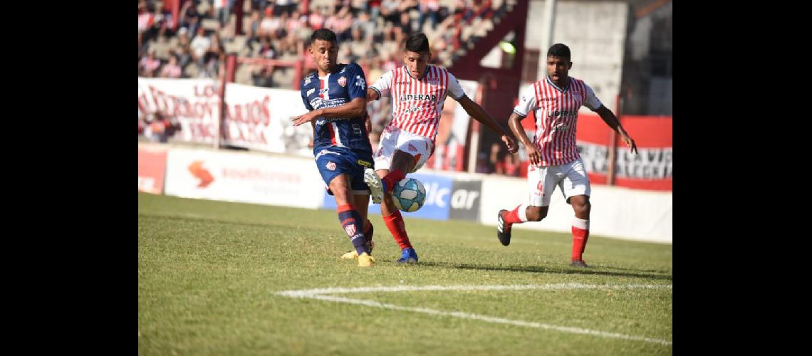 Los Andes celebroacute en un partido aburrido y ahora es liacuteder