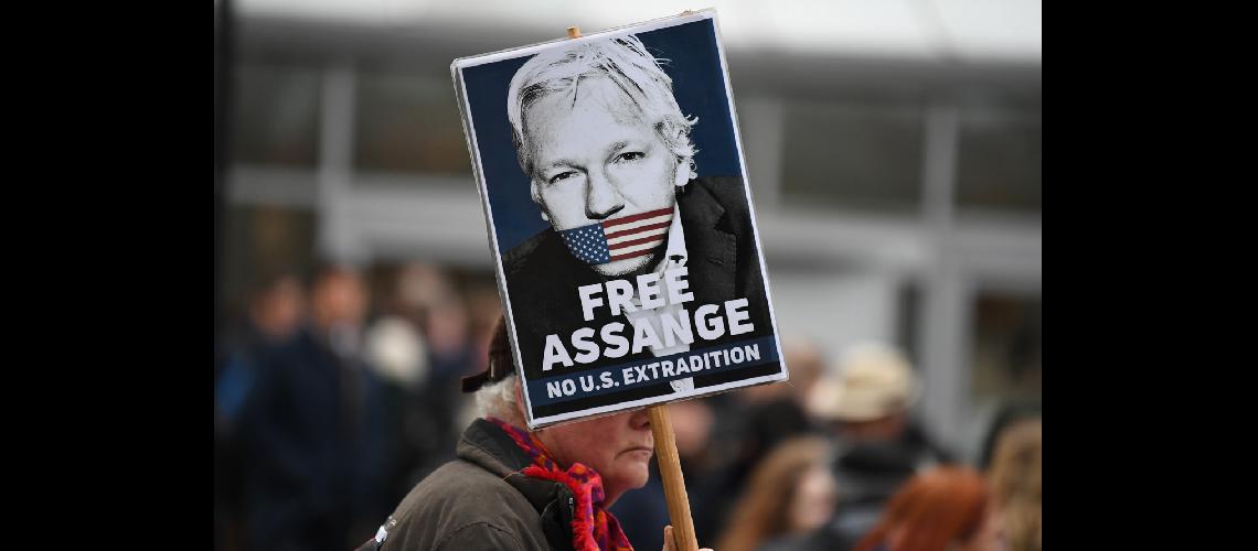 Comenzoacute el juicio sobre la extradicioacuten de Assange a Estados Unidos