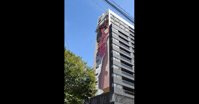 Galeriacutea de Fotos- Un edificio banfilentildeo luciraacute un mural del reconocido artista Martiacuten Ron