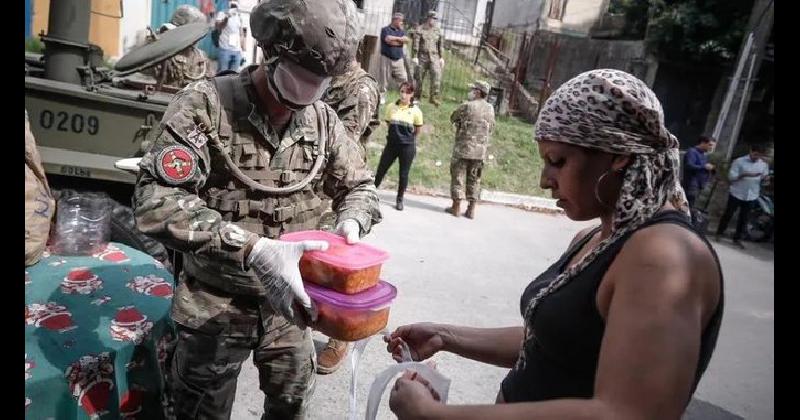 el Ejeacutercito realiza tareas de asistencia como entrega de alimentos y instalacioacuten de antenas de telefoniacutea