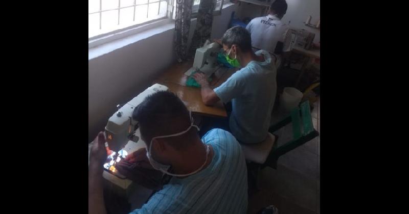 los internos cosen en el taller de costura