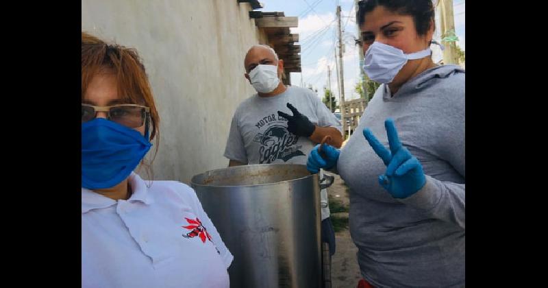 Cocinaron y repartieron guisos entre los vecinos