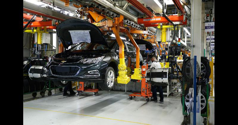 General Motors recortaraacute el sueldo de sus empleados en el paiacutes