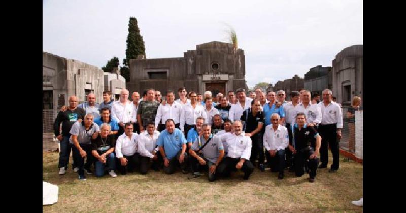 Los veteranos en el Panteoacuten del Cementerio de Lomas 