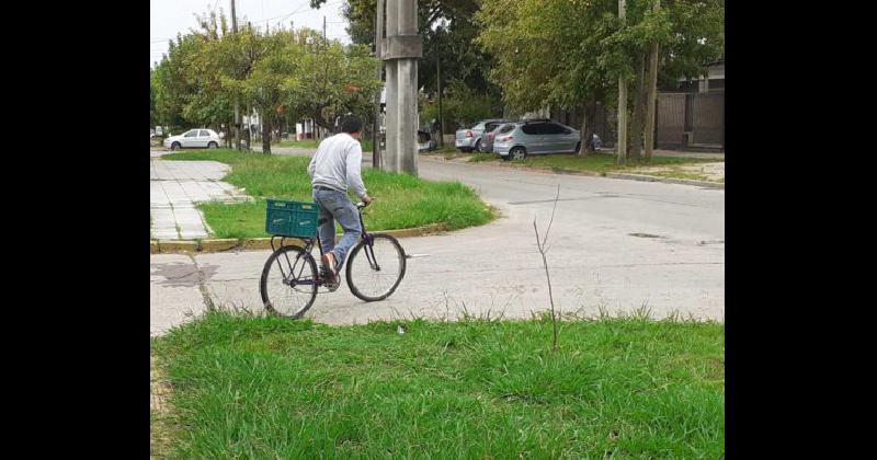 Diego en la calle con su bici 