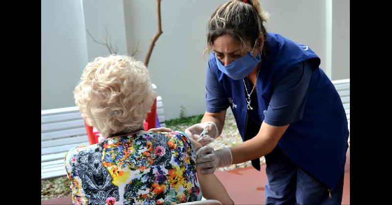 Continuacutean los operativos de vacunacioacuten antigripal en distintos barrios
