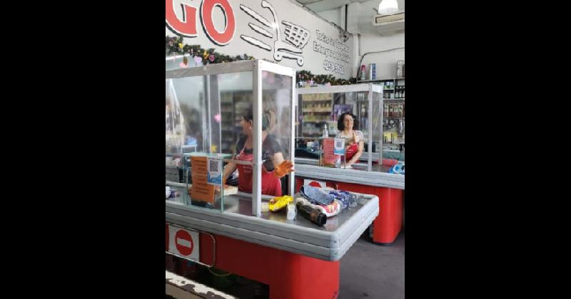 Las cajeras tambieacuten trabajan con guantes 