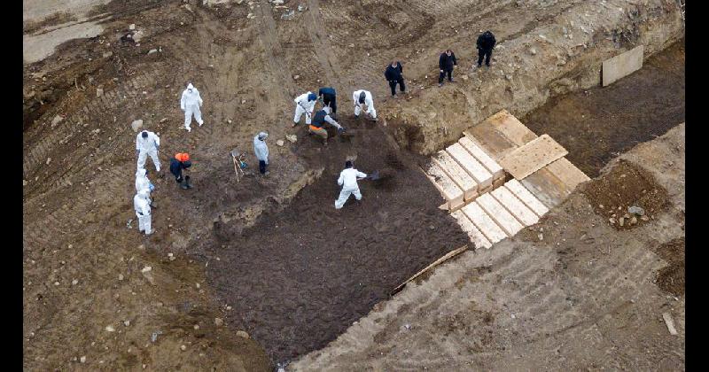 En Nueva York enterraron cuerpos en fosas comunes por la cantidad de fallecidos