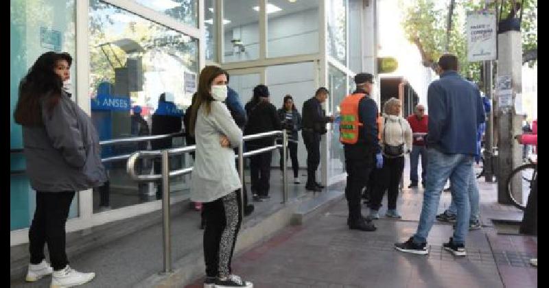Funcionan talleres mecaacutenicos y bancos con actividad regulada