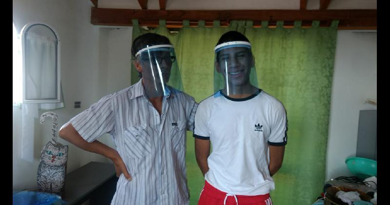 Las escuelas teacutecnicas de Lomas fabrican maacutescaras de proteccioacuten facial con sus propias maacutequinas