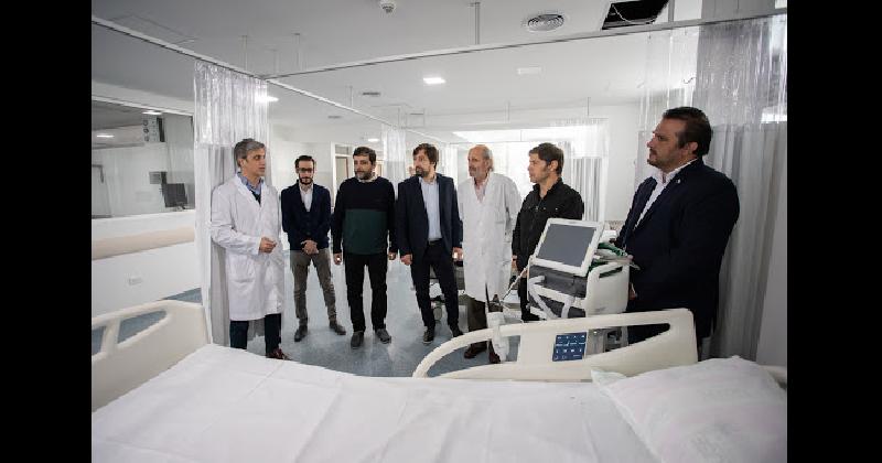 Axel Kicillof durante su visitar al hospital donde hubo 15 contagiados