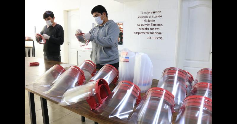 Voluntarios fabricaron 600 maacutescaras de proteccioacuten facial para meacutedicos de Lanuacutes