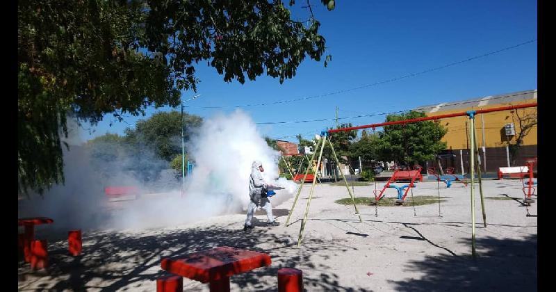 Fumigan contra el dengue en calles y espacios verdes de Lomas