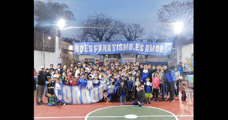 El club recibe a cerca de 70 chicos de barrios humildes del Distrito para practicar fuacutetbol
