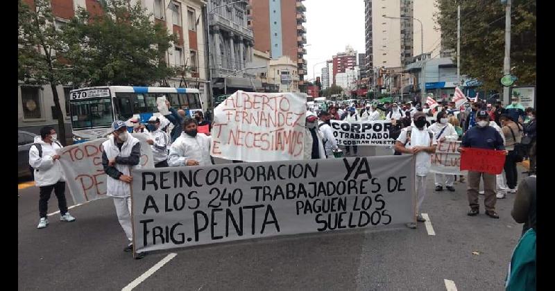 Cientos de trabajadores despedidos del Frigoriacutefico Penta se movilizan a Plaza de Mayo