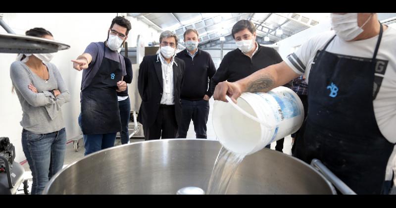 Con maacutequinas incautadas al narcotraacutefico fabrican 1600 kilos diarios de pan suacuteper nutritivo para comedores