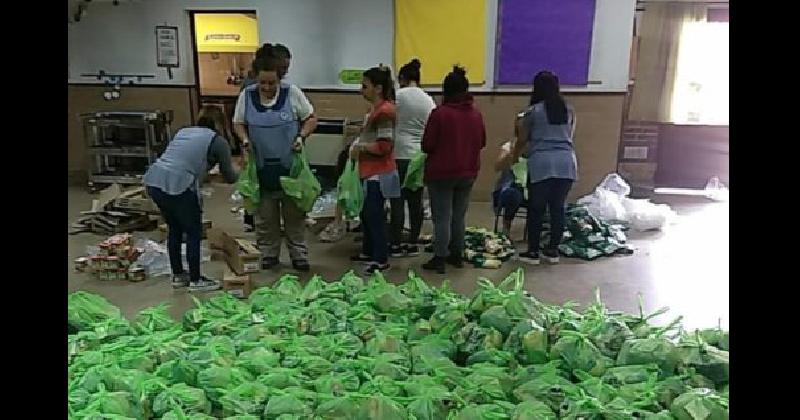 Los docentes siguen yendo al establecimiento para entregar bolsas de alimentos a los vecinos de la zona pero no tienen los accesorios de prevencioacuten
