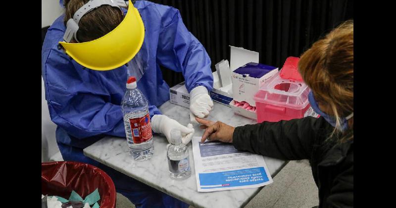 Del total de los 3892 infectados soacutelo 900 (231-en-porciento-) son importados