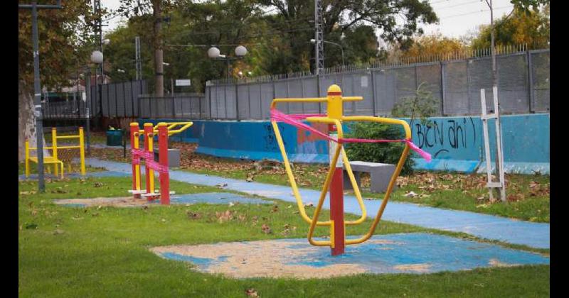 Precintaron los juegos de las plazas de Almirante Brown para que nadie los use durante la cuarentena