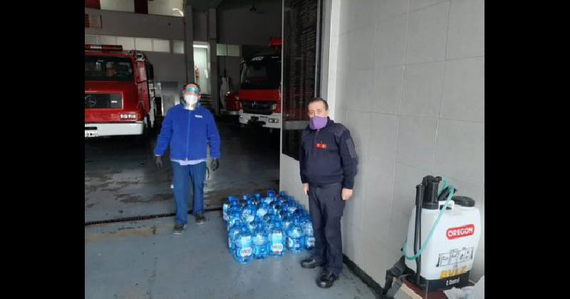 Ivess entregoacute 30 bidones a los bomberos de Lomas 