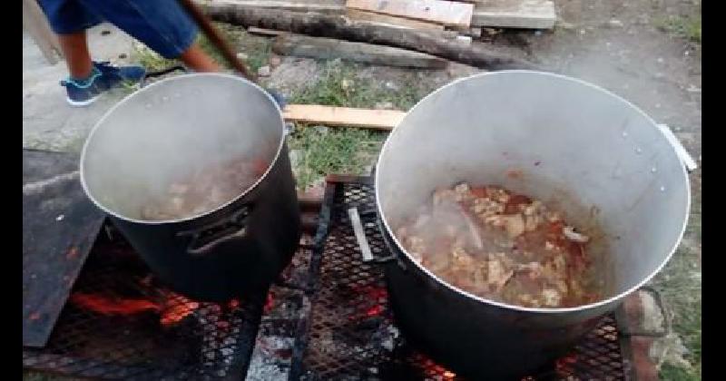 tres veces por semana organizan una olla popular sobre la calle Campoamor entre Azamor y Mosoti