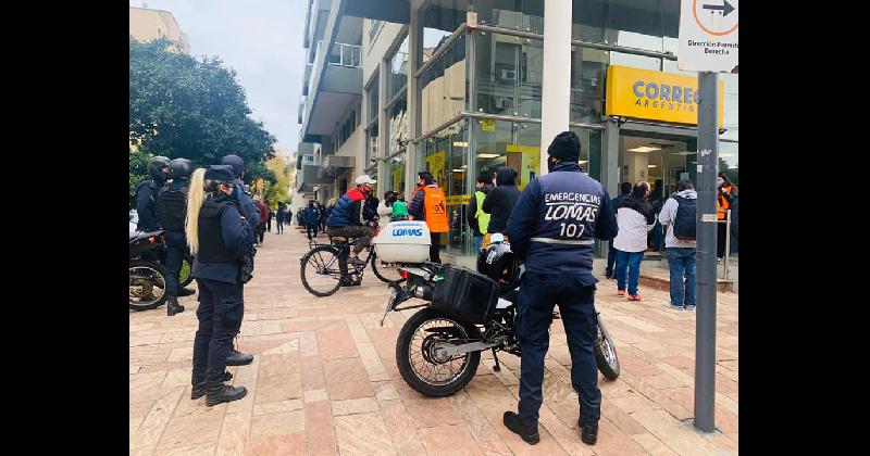 Lomas- controlan que se cumplan los protocolos de prevencioacuten en las filas del Correo Argentino