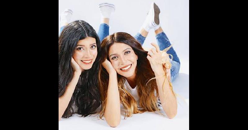 Moacutenica y Victoria dos gotas de agua