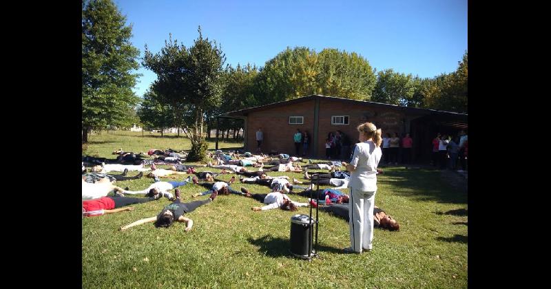 Arranca un taller gratuito de yoga para docentes de Lomas