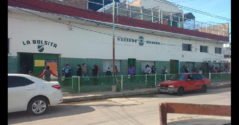 El club tiene colas de vecinos buscando un plato de comida