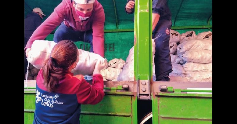 Lanuacutes recibioacute 1300 bolsas de papas y alliacute empezoacute la distribucioacuten en el Sur