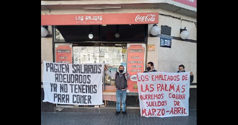 Trabajadores de la pizzeriacutea Las Palmas de Lanuacutes reclaman el pago de sueldos- Juegan con la necesidad de la gente