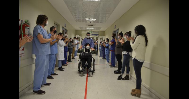 El emotivo momento en el que recibioacute el alta la primera paciente con Coronavirus del Hospital del Bicentenario en Echeverriacutea