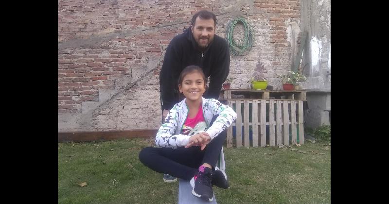 La iniciativa de un papaacute para que su hija pueda hacer gimnasia artiacutestica en su casa