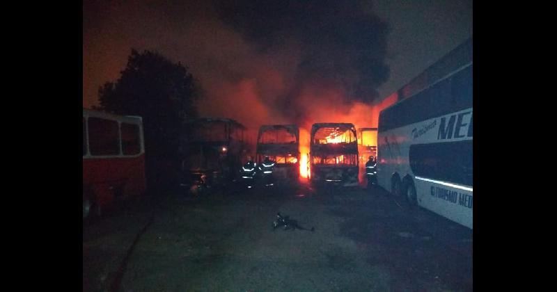 Se incendiaron cuatro micros en un depoacutesito en Burzaco
