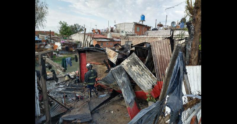 Lomas- desplegaron un importante operativo de asistencia ante el incendio de una vivienda en Barrio Obrero