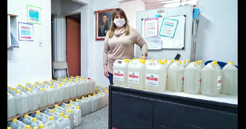 Fabrican alcohol en gel y donan 800 litros para las escuelas de Echeverriacutea