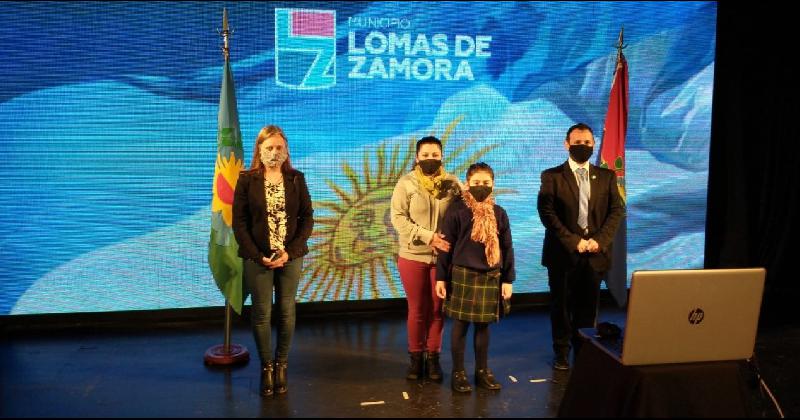 Diacutea de la Bandera- Miacutea la pequentildea de cuarto grado que representoacute a Lomas ante toda la provincia
