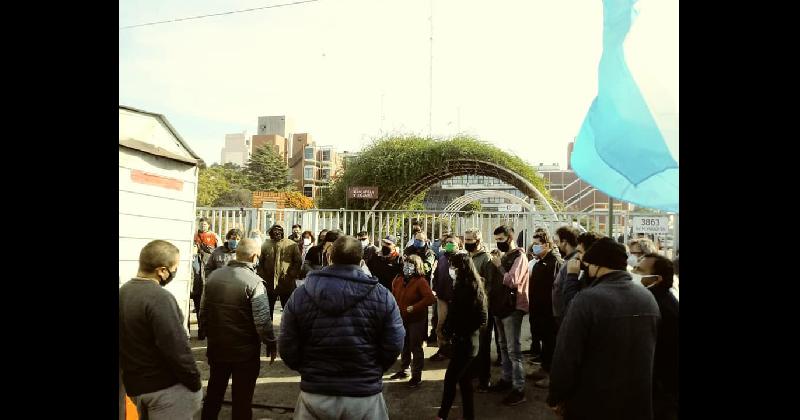 iquestQueacute piden los los feriantes de Lanuacutes que protestaron frente a la Municipalidad