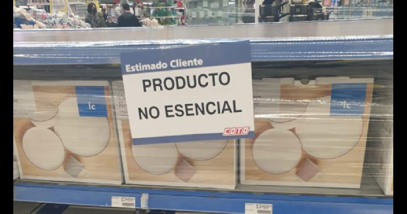 Restricciones- los supermercados de Lanuacutes soacutelo pueden vender artiacuteculos esenciales