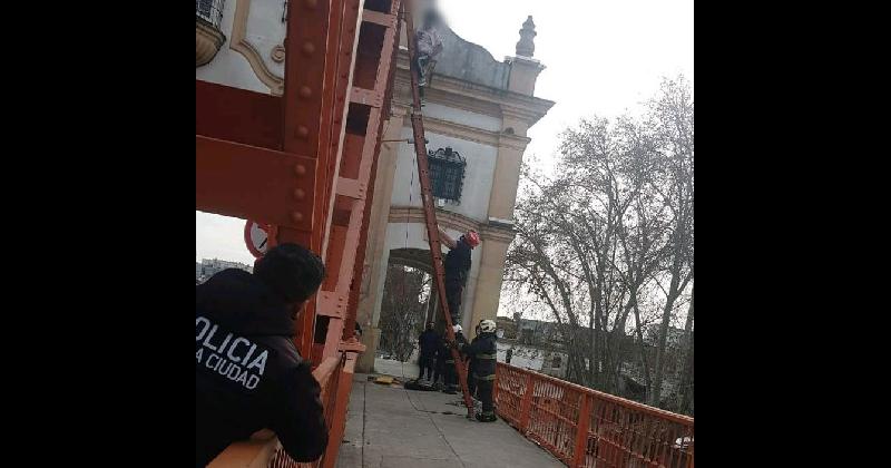 Asiacute fue coacutemo los bomberos rescataron a un hombre que amenazoacute con tirarse desde el Puente Alsina