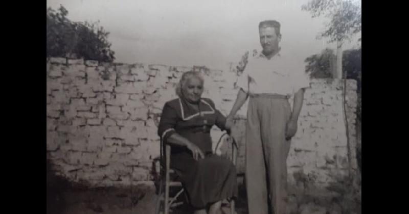 Los bisabuelos en una postal que conserva la familia