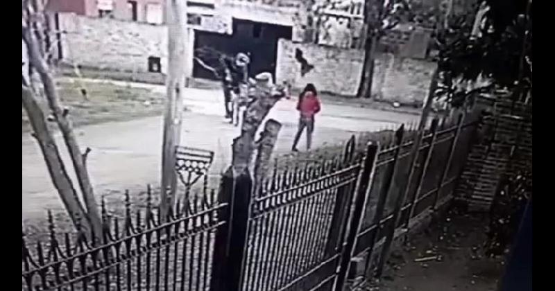 Un violento asalto en Alejandro Korn a una nena de 13 antildeos quedoacute registrado en una caacutemara de seguridad