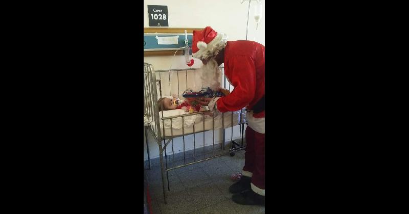 En su rol de Papaacute Noel todos los fines de antildeo visita el Hospital Gandulfo