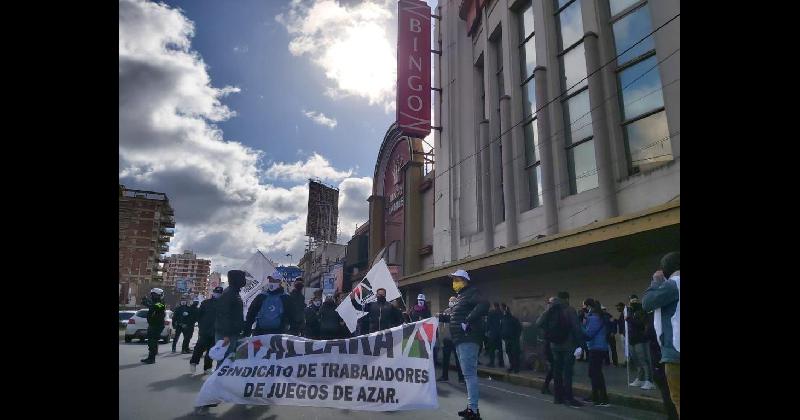 Trabajadores protestaron frente al bingo de Lanuacutes para reclamar el pago de sueldos adeudados
