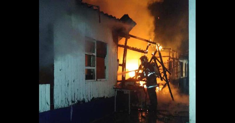 Feroz incendio en la sede de una agrupacioacuten de scouts de San Joseacute