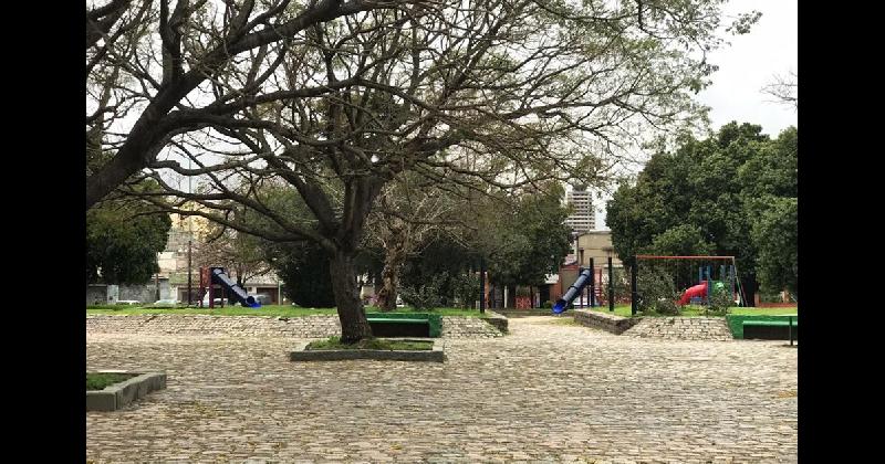 Realizan tareas de mantenimiento en las plazas y los parques de Lomas de Zamora
