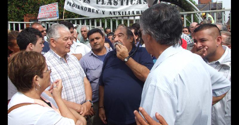 Lanuacutes- protesta para pedir la reincorporacioacuten de trabajadores municipales despedidos