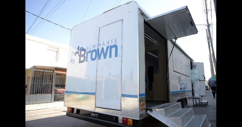 Incorporan trailers para efectuar maacutes hisopados en los barrios de Brown